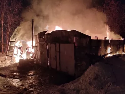 Деревянный гараж и иномарка сгорели в Зеленоборском