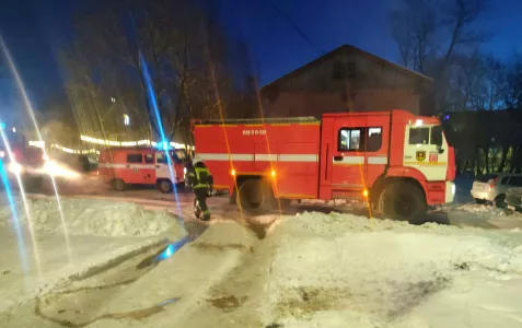 Пожарные на протяжении пяти часов тушили горящую дачу в Кандалакшском районе