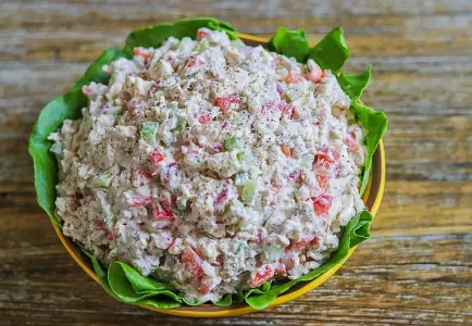 Сочный салат с копченой курицей, сыром и болгарским перцем: все нарезали — и за 10 минут блюдо готово