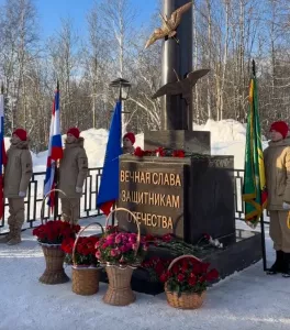 Памятник защитникам Отечества открыли в Кировске