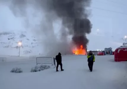 На склоне горнолыжного комплекса «Большой Вудъявр» горит кафе