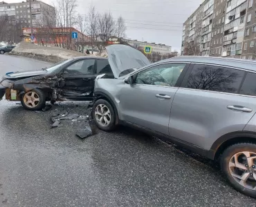 Две иномарки столкнулись на Александрова в Мурманске