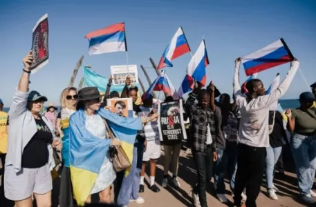 Жители ЮАР с российскими флагами сорвали проукраинский митинг под песню «Сигма-Бой»