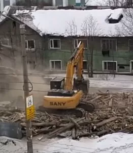 Аварийные дома начали сносить в Мурманске