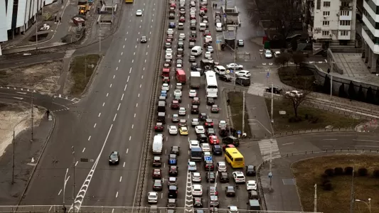 Жители Киева массово выезжают из города, взрывы гремят уже в центре столицы: «удары возмездия» почти обнулили украинскую ПВО