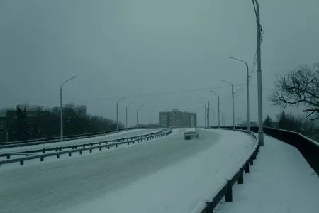 Гаишник жезлом останавливает на мосту: в чем подвох и что делать водителю — быстрый разбор