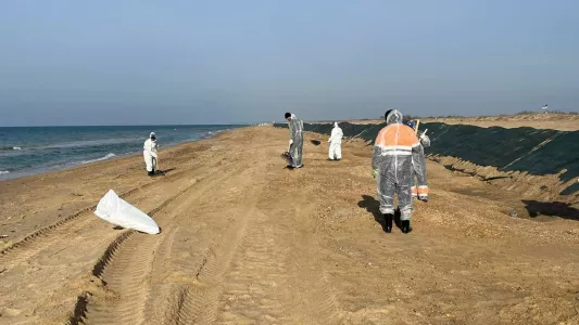 Под Анапой снова произошел выброс мазута: какие участки побережья пострадали