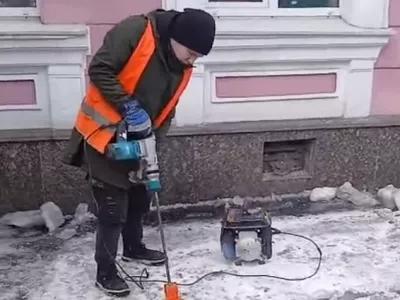 «Внедряем новые технологии»: перфоратор помогает убирать лёд в Мурманске