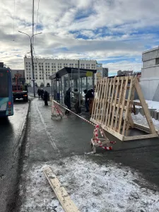 Автобусную остановку в центре Мурманска перенесли с Пяти Углов на время ремонта площади