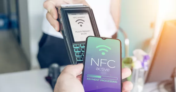 Из-за функции NFC на смартфоне при оплате можно потерять все деньги с карты: финансист указал на риски любителям оплачивать телефоном