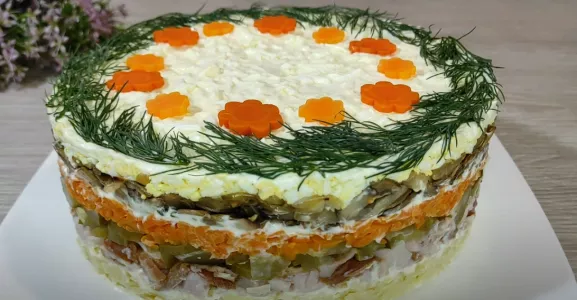 Слоеный салат «Довольный муж» с шампиньонами и курицей — король среди быстрых и сытных блюд, съедается подчистую