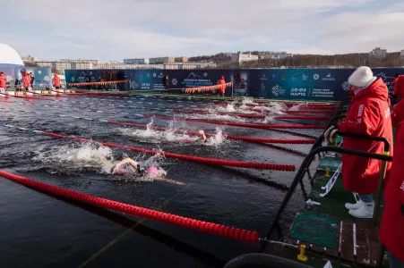 400 спортсменов поборются за победу в чемпионате по зимнему плаванию в Мурманске