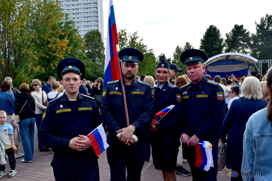 Судебные приставы приняли участие в митинге в честь Дня флага РФ