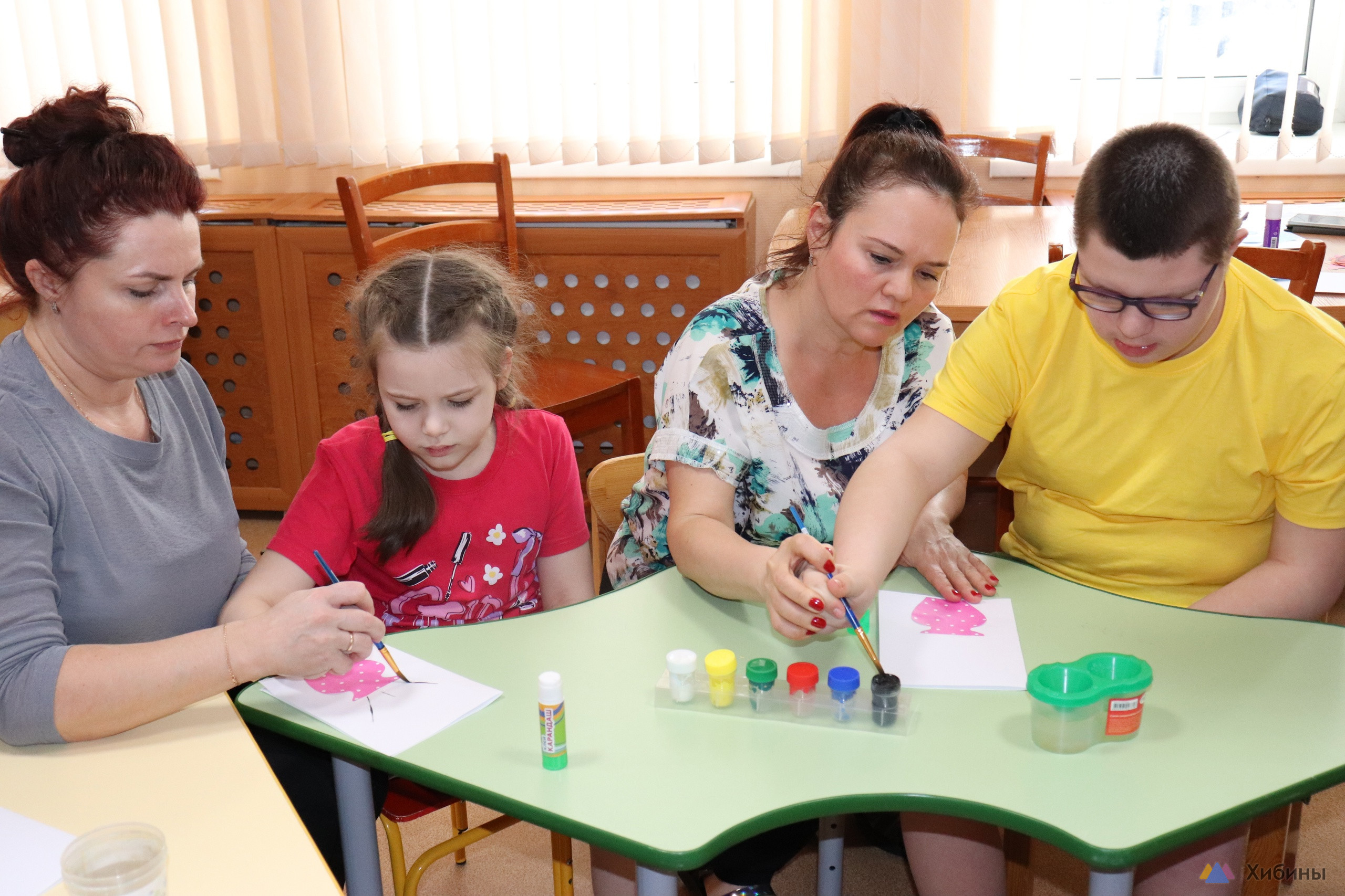 В Снежногорске состоялся вернисаж "Ярче всех бриллиантов мира.."